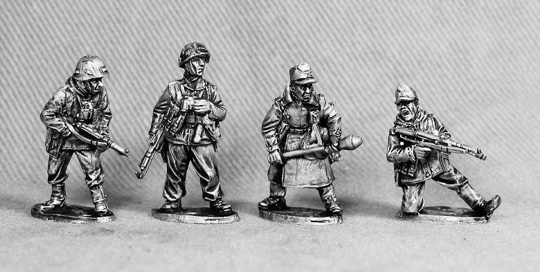 VG 4 \ Volks Grenadiers officers and NCO's